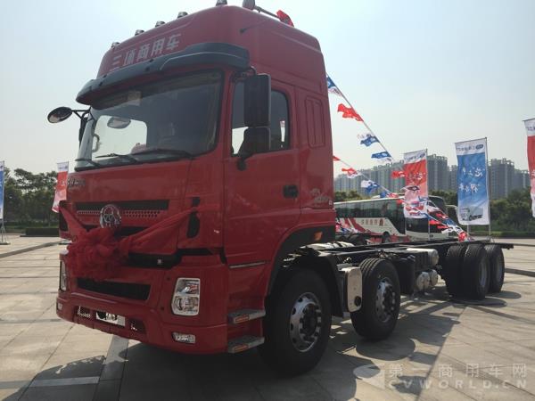 现场展示的御龙S8 8X4载货车外观及内饰 (15).jpg