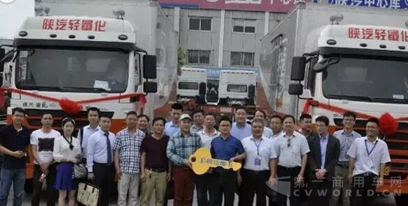德龙新M3000 LNG载货车交车现场.jpg