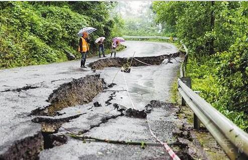重庆：暴雨致南川境内公路中断（图）.jpg