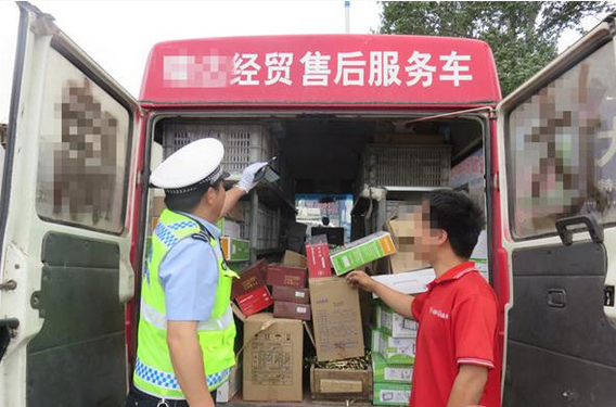 烟台一依维柯擅自改形成“移动工厂库房”被查.png