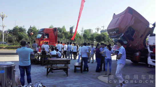 中国重汽T7H牵引车走进河南西峡.png