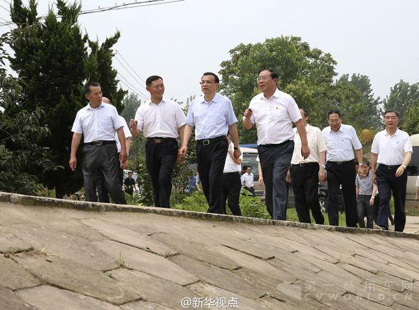 总理奔赴汛情第一线.jpg