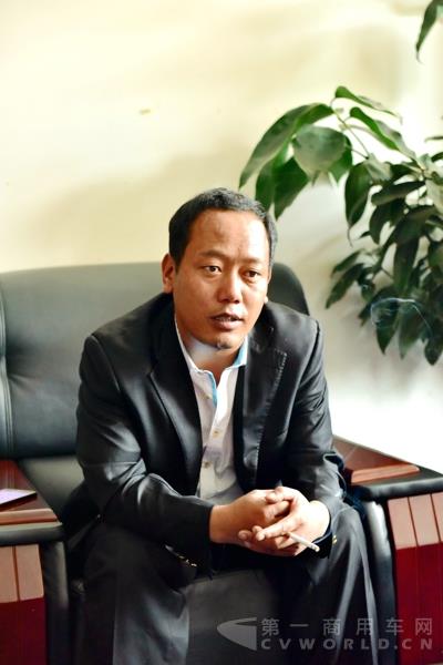 图2：拉萨市公交运营公司安机部经理国吉接受记者采访.jpg