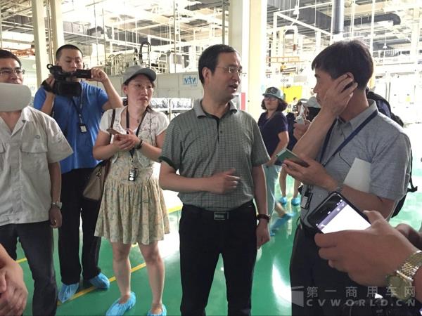 一汽解放无锡柴油机厂副总经济师尤志庆向记者讲解.jpg