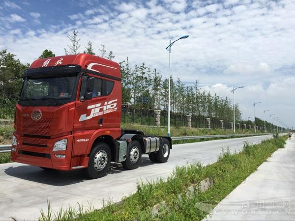 媒体记者试乘一汽解放青汽的JH6牵引车.jpg