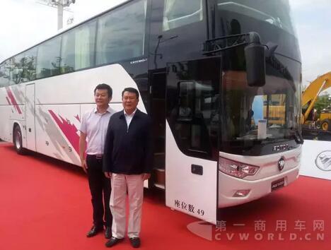 【北汽集团董事长徐和谊（右）参观福田欧辉BJ6122超级客车】.jpg