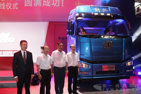 嘉宾与解放卡车60周年纪念版合影.jpg