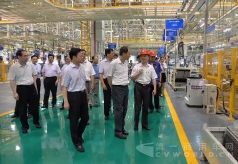 江苏省副省长马秋林莅临徐工重卡考察.jpg