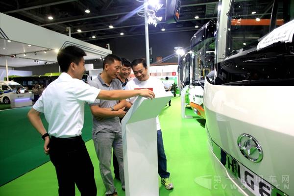 参展嘉宾参观海格客车.jpg