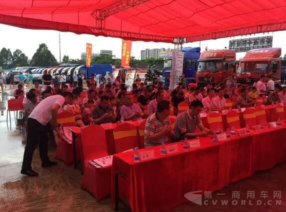 中国重汽HOWO轻卡一天订出179台，用户看中它什么？2.jpg