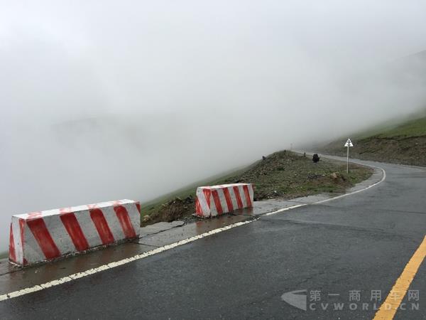 图为服务路线经常遇到的山路，障碍栏的另一面就是悬崖.jpg
