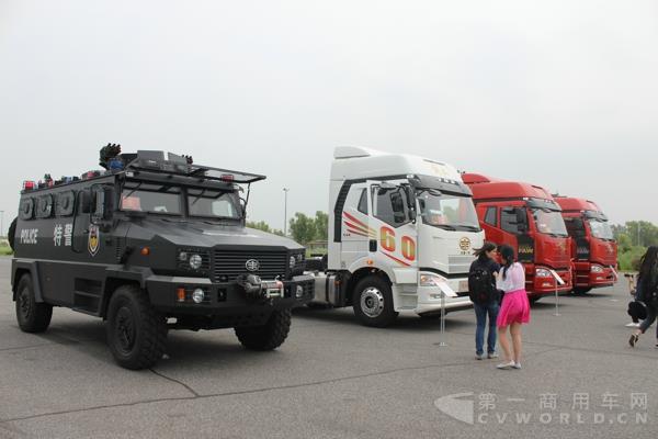 媒体一行参观在农安汽车试验场实验的解放卡车 (3).jpg