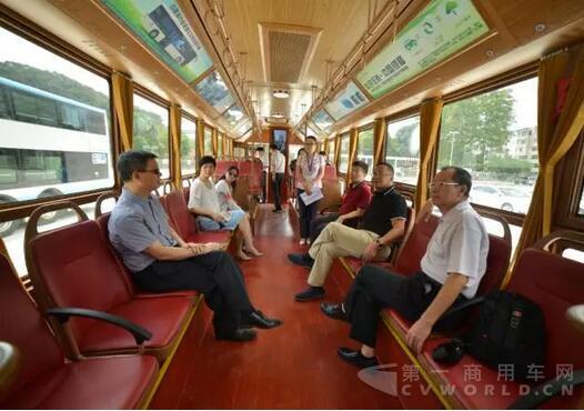 珠海情侣路年底将配备纯电动观光旅游车，我市“银隆造”纯电动客车试乘获首肯.jpg