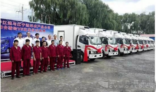 20辆骏铃V6冷藏车交付辽宁用户.jpg