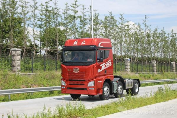 媒体记者试乘一汽解放青汽的460马力JH6牵引车 (2).jpg