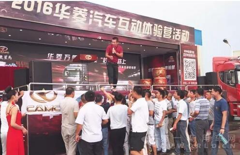 气温不降 活动不停 用户现场下单30台渣土车！.jpg