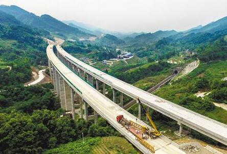 渝广高速重庆段正加紧建设 预计明年通车.jpg