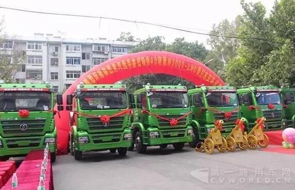 40辆陕汽新M3000-LNG牵引车交付.jpg