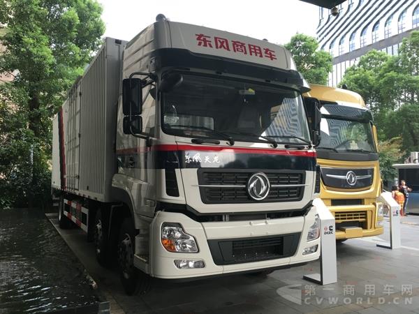 东风商用车快递车辆展示.jpg