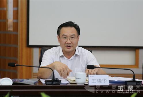 　8月2日，广西壮族自治区国资委副主任王晓华一行5人到玉柴调研，重点了解玉柴的生产经营情况和十三五发展规划。玉林市国资委主任吴玉棋、玉柴集团公司副总裁周孙海等领导向王晓华一行汇报企业相关情况。.jpg