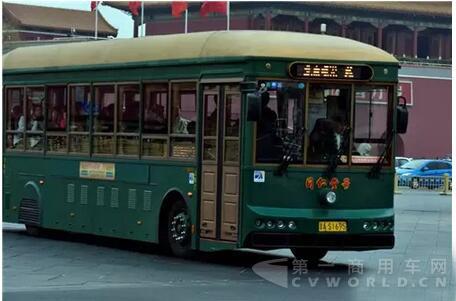 载满乘客的银隆纯电动公交车.jpg
