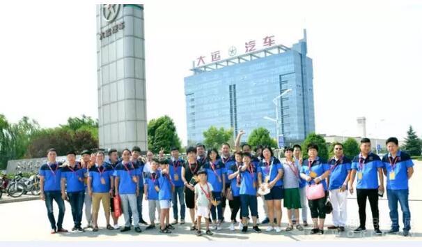 大运重卡浙江宁波客户来厂参观  当天订车20余台.jpg