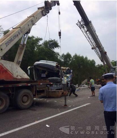 广昆高速一辆大客车翻车 已10死32伤(图).jpg
