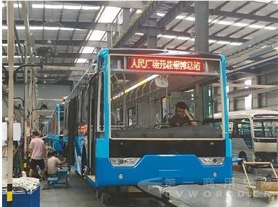 批中植新能源轮边驱动纯电动客车总装现场.jpg