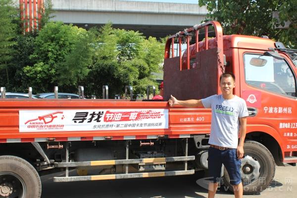 刘则辉在比赛车前.jpg