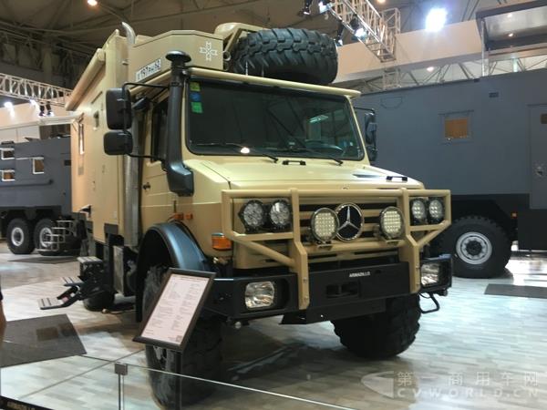 奔驰乌尼莫克 U4000 底盘改装的阿迪莫罗·攀爬者 C3型越野房车.jpg