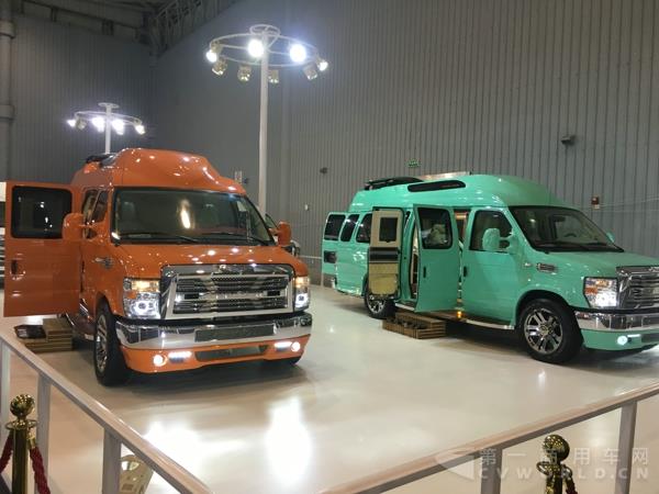 成都车展展出的豪华商务车.jpg