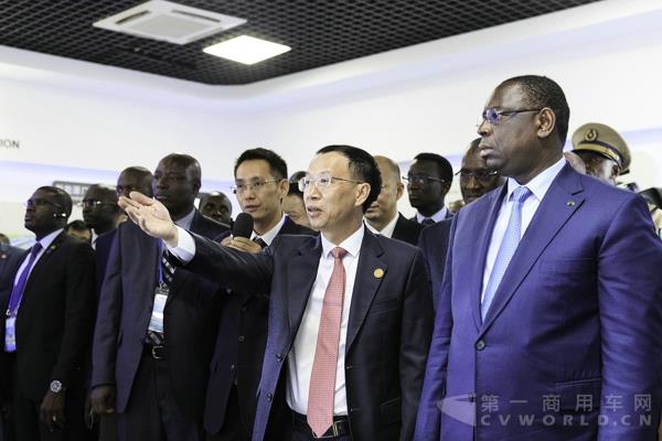 塞内加尔总统萨勒参观海格展厅.jpg