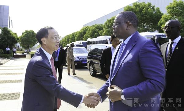 塞内加尔总统萨勒与苏州金龙总经理黄书平握手.jpg