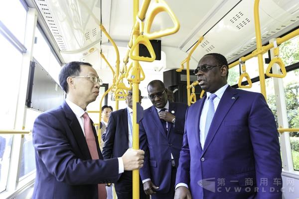 塞内加尔总统萨勒试乘海格客车.jpg