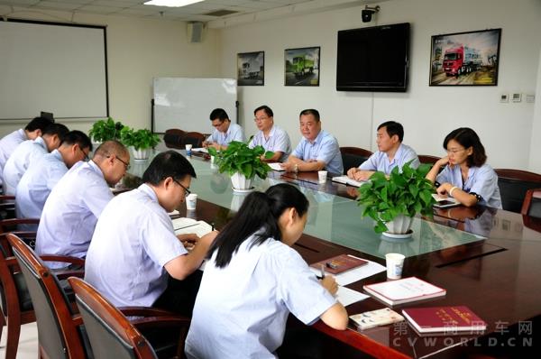 1销售公司党委领导班子和各支部书记参加会议.jpg