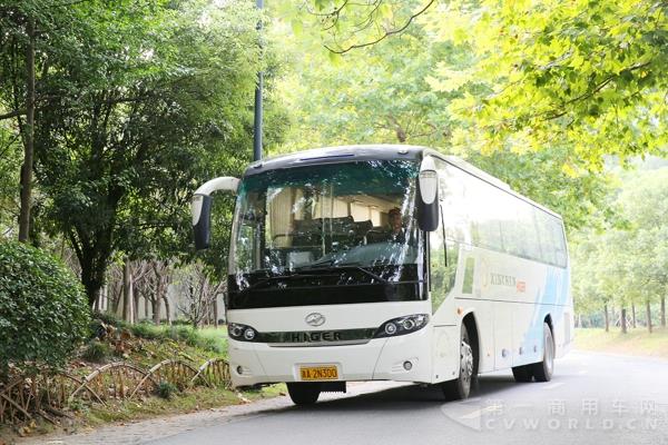 峰会期间服务内场外媒接送的海格KLQ6115客车(2).jpg