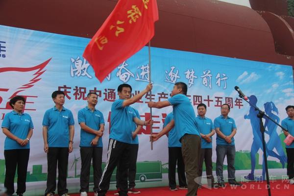 董事长为国际公司授旗.jpg