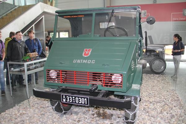 这是1946年发布的乌尼莫克第一辆车，型号是Prototyp U6，当时的开发和生产公司是Erhard & Sohne公司，可不是奔驰公司哦！而且，由于二战后德国不被允许制造重型.jpg