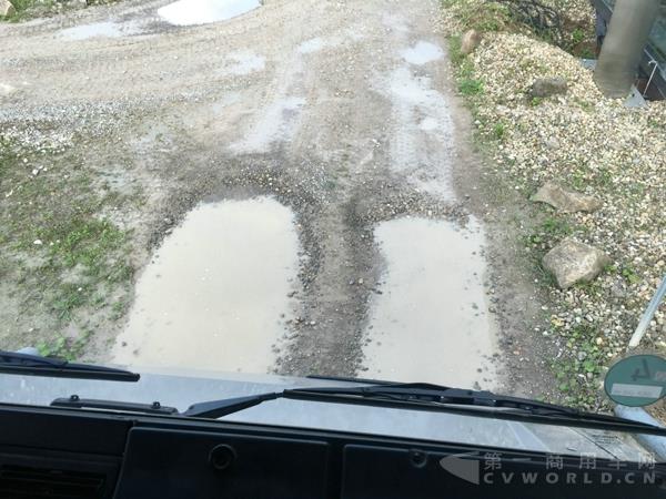 试驾时的路面.jpg