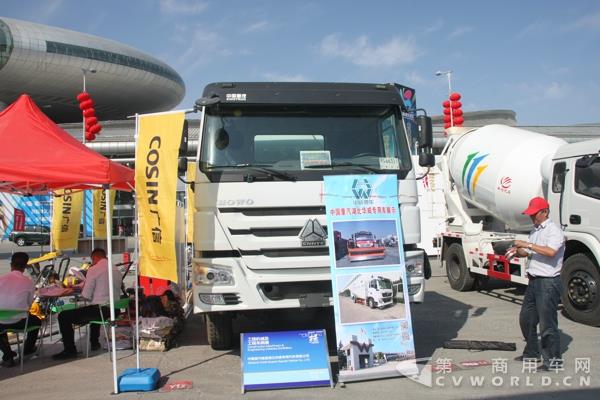 中国重汽集团湖北华威专用汽车展出的豪沃改装车.jpg
