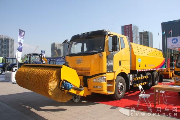 新疆全欧环境产业有限公司展出的解放J6P改装车.jpg