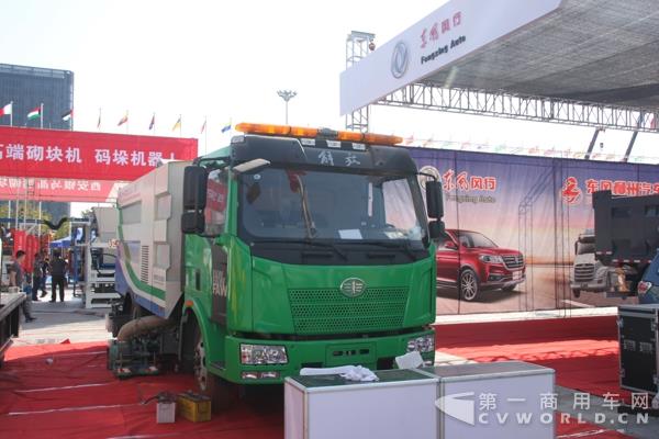 新疆全欧环境产业有限公司展出的解放改装车.jpg