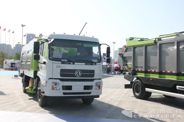 中联重科展出的东风天锦扫路车.jpg