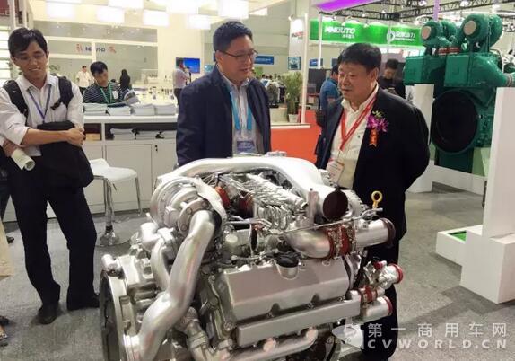 中国内燃机工业协会常务副会长兼秘书长邢敏老师（右一）到玉柴展台指导2.jpg