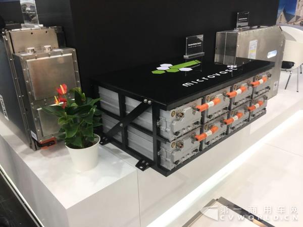 微宏现场展出的电池.jpg