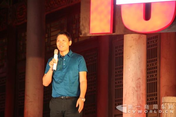 东风兄弟俱乐部秘书长王桥讲述俱乐部发展历程中的故事.jpg