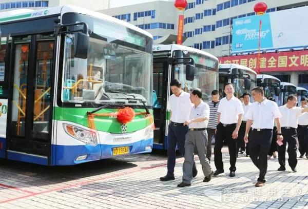 汕头市人民政府市长刘小涛等领导参观银隆新能源客车.webp (1).jpg