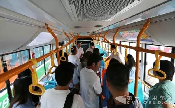领导们登上客车，并对客车质量表示满意.webp.jpg