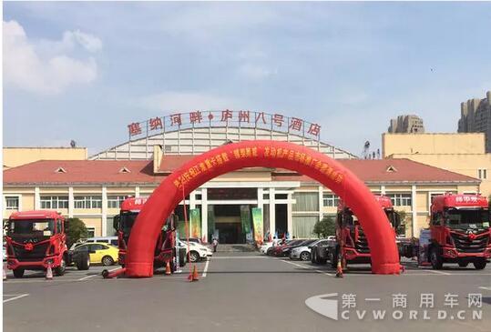 格尔发“锡柴奥威”现场获单28辆.jpg