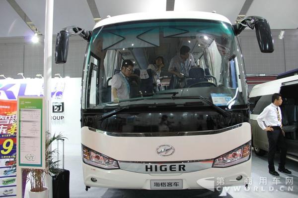 嘉宾试乘海格客车.jpg
